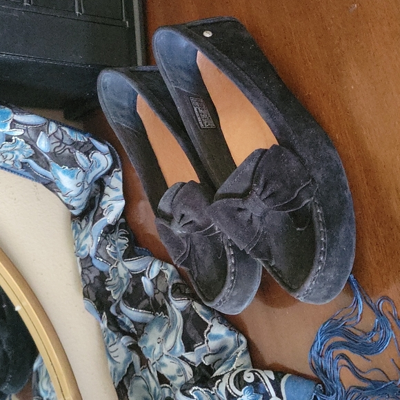 UGG SHOES SZ 7 - Picture 2 of 4